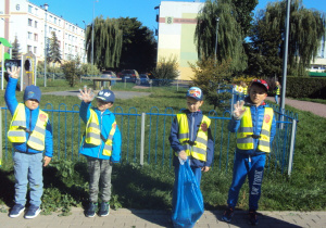 Dzieci zbierają śmieci w akcji "Sprzątanie Świata"